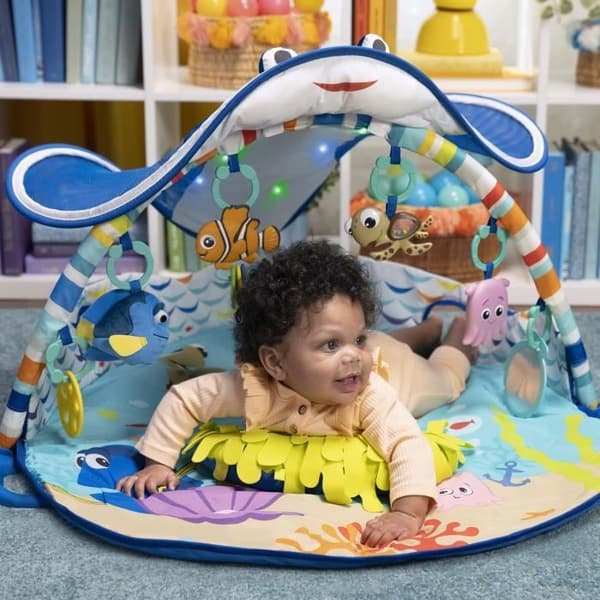 DISNEY BABY Baby gym mat evolutiv - Nemo - Båge med sensoriska och musikaliska leksaker, ljusslinga, spegel