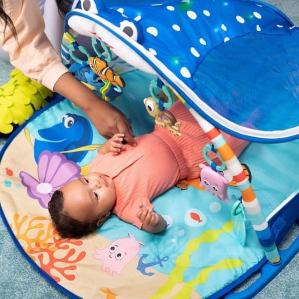 DISNEY BABY Baby gym mat evolutiv - Nemo - Båge med sensoriska och musikaliska leksaker, ljusslinga, spegel