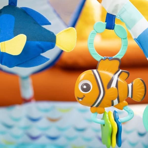 DISNEY BABY Baby gym mat evolutiv - Nemo - Båge med sensoriska och musikaliska leksaker, ljusslinga, spegel
