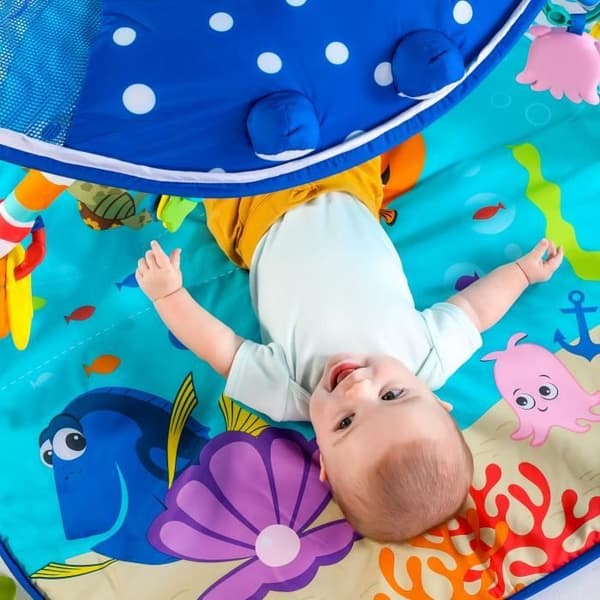 DISNEY BABY Baby gym mat evolutiv - Nemo - Båge med sensoriska och musikaliska leksaker, ljusslinga, spegel