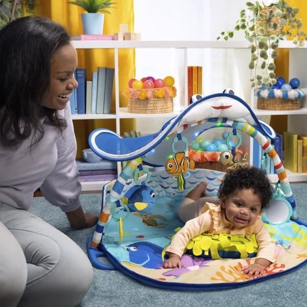 DISNEY BABY Baby gym mat evolutiv - Nemo - Båge med sensoriska och musikaliska leksaker, ljusslinga, spegel