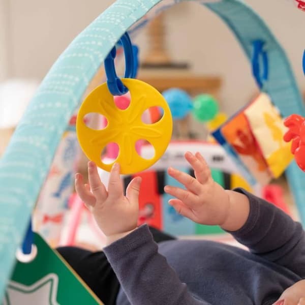 BABY EINSTEIN Lekmatta för spädbarn flicka 4-i-1 -Kickin’ Tunes- piano leksak, båge med sensoriska leksaker, flerspråkig
