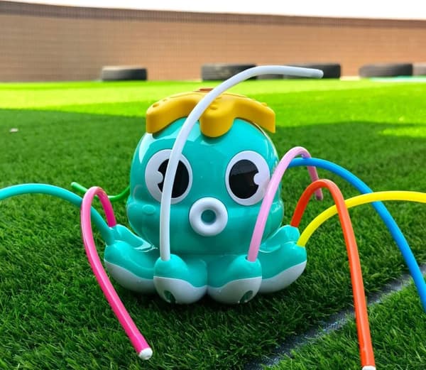 Lollanda Vandsprinkler og Spraylegetøj – Blæksprutteformet sprinkler til have, græsplæne, pool og udendørs leg