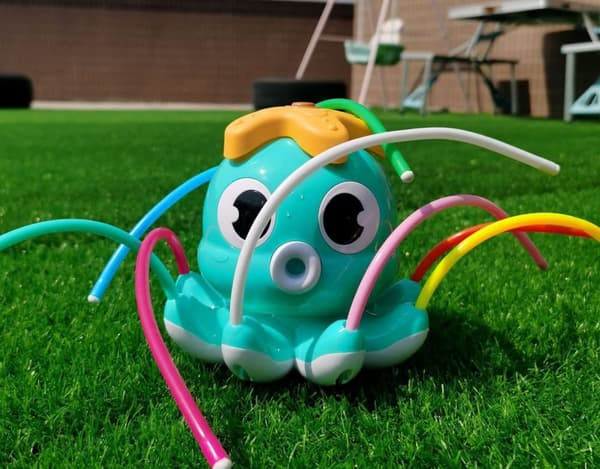 Lollanda Vandsprinkler og Spraylegetøj – Blæksprutteformet sprinkler til have, græsplæne, pool og udendørs leg
