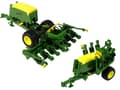 Miniatyrbillede 3 af 6: Fjernstyret traktor i skala 1:24 med tilbehør