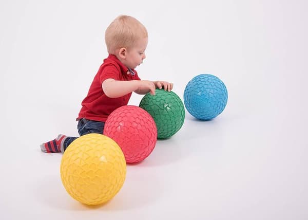 Ballonger - TickiT - Lätt grepp - 4 stycken - Klara färger - Yta av bikakeffekt