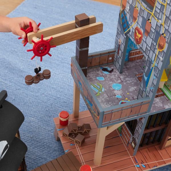 KidKraft - Pirate's Cove lekset i trä med 17 tillbehör inklusive piratskepp och figurer, ljud och ljus
