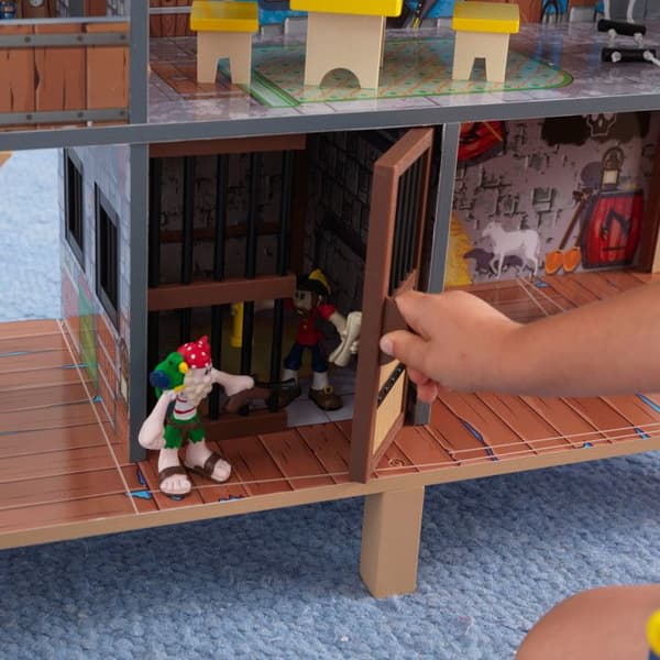 KidKraft - Pirate's Cove lekset i trä med 17 tillbehör inklusive piratskepp och figurer, ljud och ljus