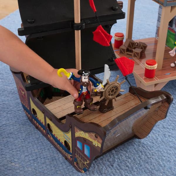 KidKraft - Pirate's Cove lekset i trä med 17 tillbehör inklusive piratskepp och figurer, ljud och ljus