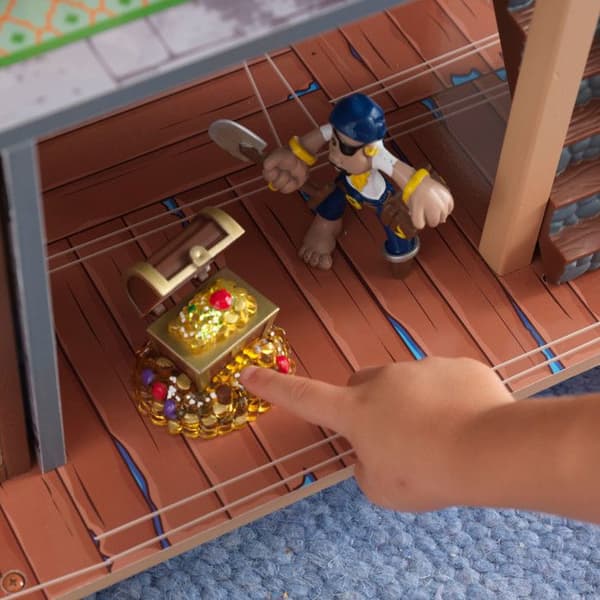 KidKraft - Pirate's Cove lekset i trä med 17 tillbehör inklusive piratskepp och figurer, ljud och ljus