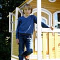 Pikkukuva 3 / 4: AXI Romy leikkimökki lattialla, hiekkalaatikolla ja punaisella liukumäellä, leikkimökki | Leikkimökki puutarhaan / ulkotiloihin ruskeasta ja