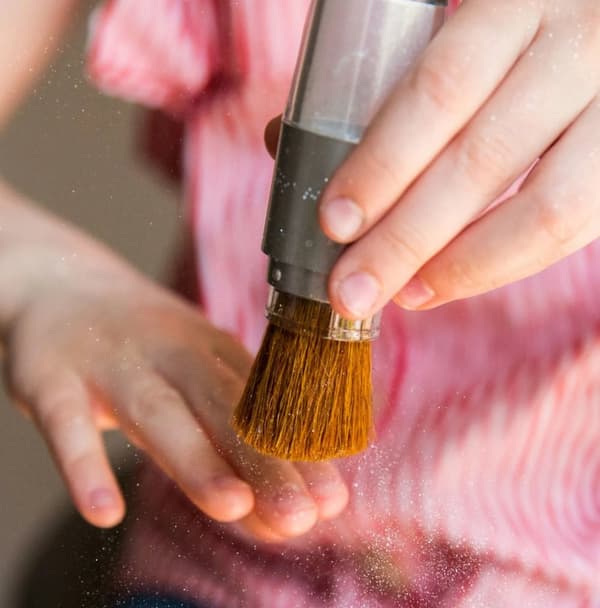 Silvrigt glitter för hud och hår med magisk borste