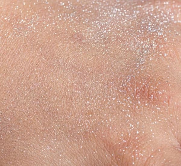 Silvrigt glitter för hud och hår med magisk borste