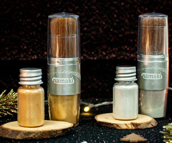 Silvrigt glitter för hud och hår med magisk borste