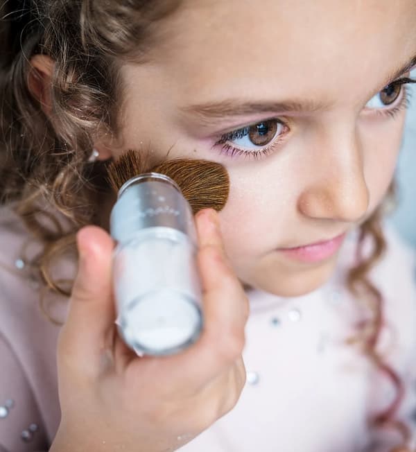 Silvrigt glitter för hud och hår med magisk borste