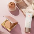 Miniatyrbillede 2 af 2: Kompakte pulvere Elizabeth Arden SKINCARING POWDER Light 10 g