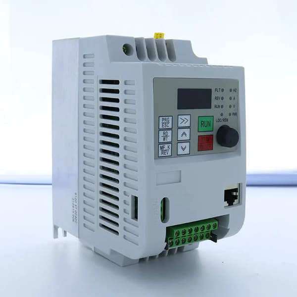 Frekvensomformer, 0,75KW - 4KW udgangseffekt, justerbar hastighedskontrol,1.5KW 220V(hvid)