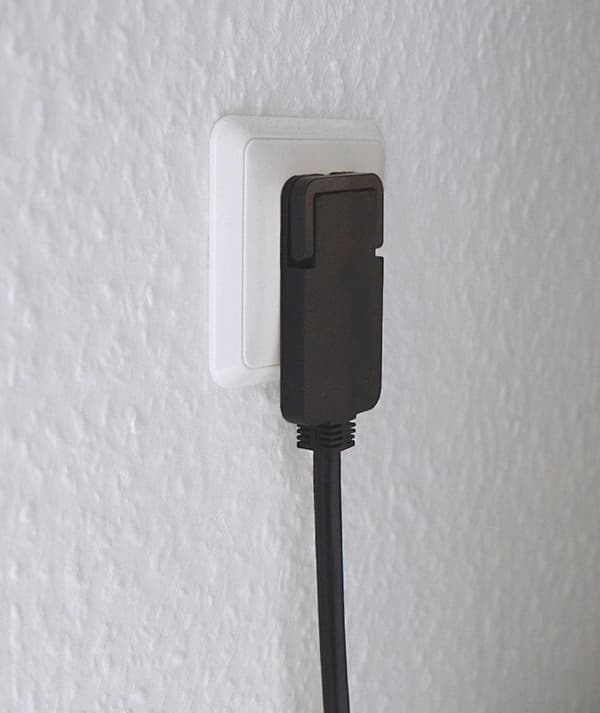 Brennenstuhl Maadoitettu virtalähteen jatkojohto litteällä pistokkeella - 3x 1,5mm / musta - 5 metriä
