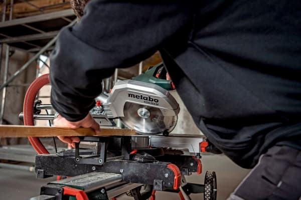 Metabo KGS 254 M geringssåg med matningsfunktion 613254000