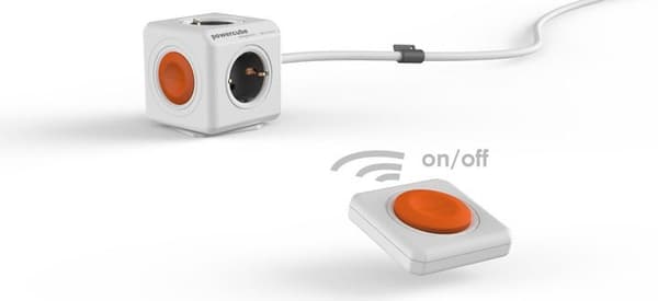 PowerCube Extended Remote Set 4 pistorasiaa 1,5 m kaapeli kaukosäätimellä, musta