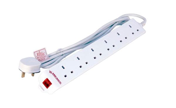MicroConnect 6-napainen ylijännitesuoja, 2M, valkoinen, Iso-Britannia, MC-UKSURGESTRIP6-2M