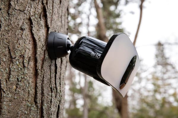 Arlo Pro 3 Floodlight Camera Musta 1-OSA - Turvakamera - IP-kamera - Sisä- ja ulkokäyttöön - Liiketunnistin - Älykäs koti - Murtosuojaus - Pimeänäkö -