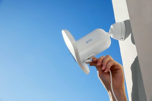Arlo Pro 3 Projektørkamera Hvid 1-PIECE - Sikkerhedskamera - IP-kamera - Indendørs & Udendørs - Bevægelsessensor - Smart Home - Indbrudssikring - Natt