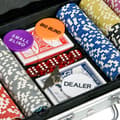 Miniatyrbild 5 av 7: Rootz Casino Tillbehör - Chips Poker Set - Chips Poker Chip Case - Inklusive matta - 500 marker - Set för 9-10 spelare - Silver - 56L x 23,5W x 6,5H c