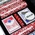 Miniatyrbild 4 av 4: YUENFONG aluminiumpokerfodral 500 Texas Hold'em pokermarker med 2 pokerbrädor och 5 tärningar 1 dealerknapp 2 nycklar Silver