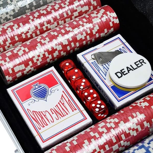 YUENFONG aluminiumpokerfodral 500 Texas Hold'em pokermarker med 2 pokerbrädor och 5 tärningar 1 dealerknapp 2 nycklar Silver