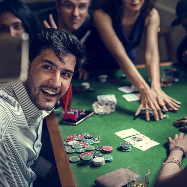 Relaxdays Pokerset, 200 pokerchips, spelmatta, 54 kort, dealerknappar, blind, casinokänsla, färgglad
