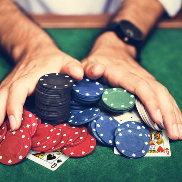 Relaxdays Pokerset, 200 pokerchips, spelmatta, 54 kort, dealerknappar, blind, casinokänsla, färgglad