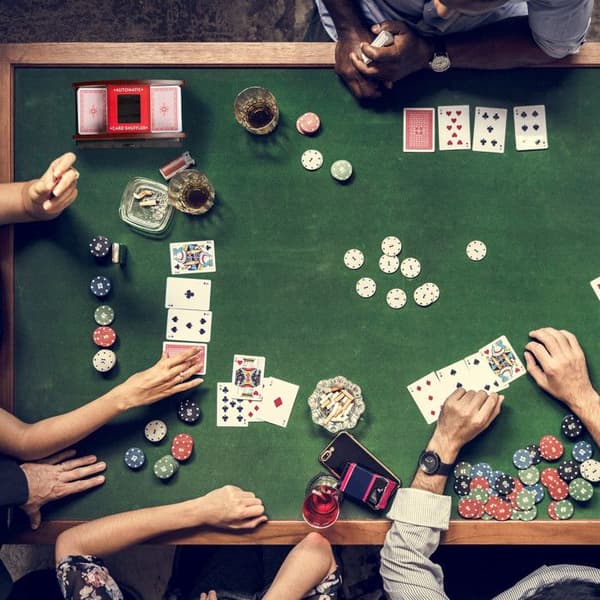 Relaxdays spelkortsmixer, automatisk, trälook, elektronisk, 2 kortlekar, proffs, poker, kasino, svartbrun