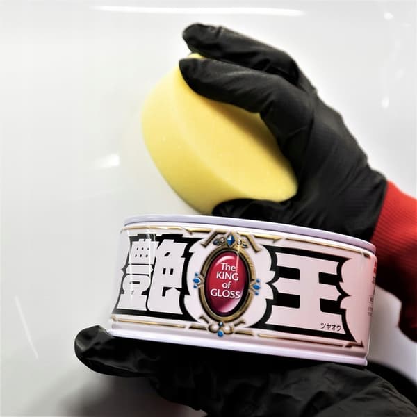Soft99 The King of Gloss White vaha vaaleille pinnoille +Rain Drop Bazooka