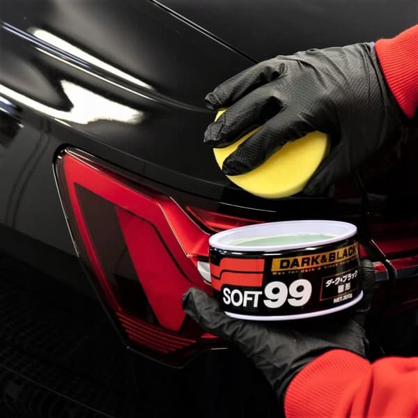SOFT99 DARK BLACK SUURI AUTONVAAHDO KESTÄVÄ TUMMILLE MAALIPINNOILLE 300G