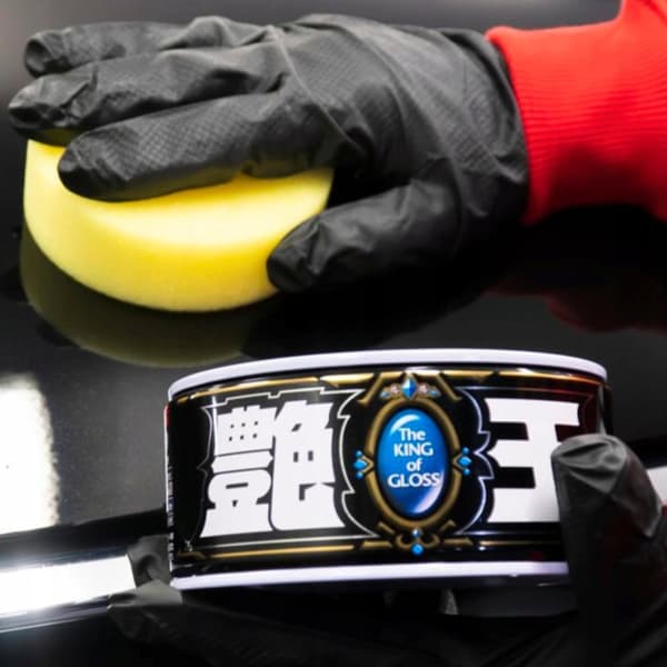 Pimeän auton vahauspaketti Soft99-autovahalla ja tarvikkeilla