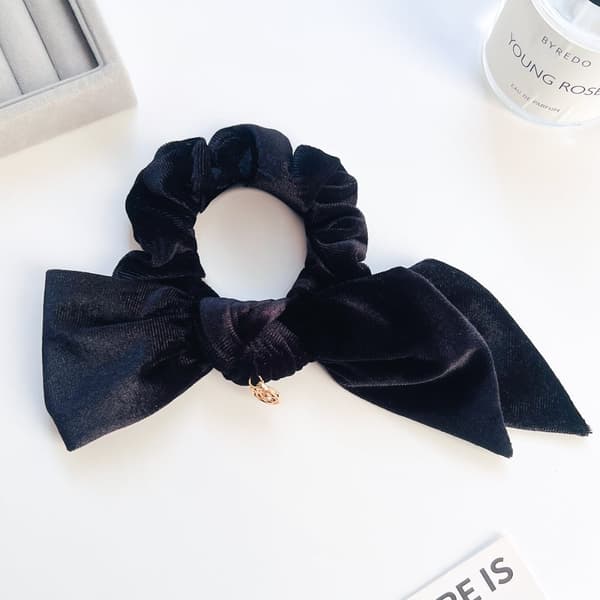 INF Elegant Velvet Bow Hår Elastik - Stilfuldt Sort Hårtilbehør