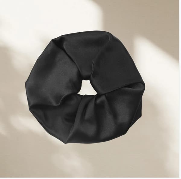 INF 19 Momme 9cm Silke Hår Scrunchie - Skonsam Håraccessoar Svart