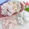 Miniatyrbilde 4 av 5: INF Blomstrete Chiffon Scrunchies Hårstrikk - 5 stk Hårtilbehør