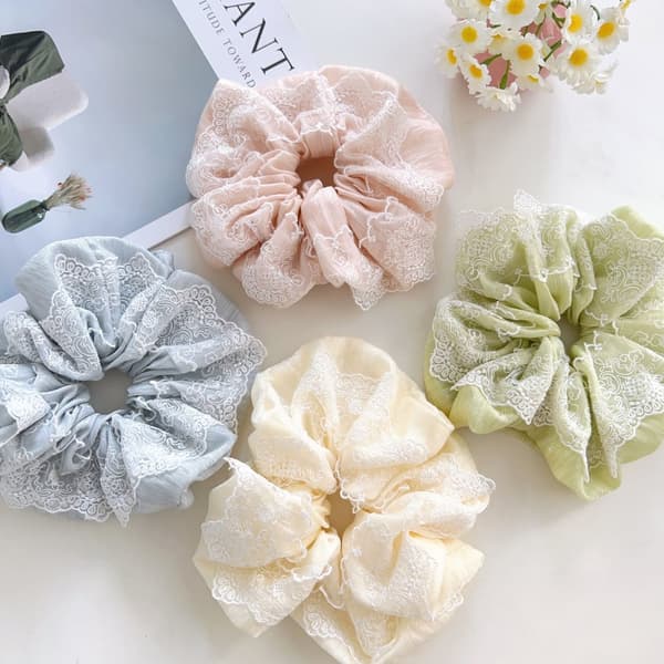 INF Elegante blonde scrunchies: Hårpyntsett i fransk stil