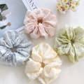 Miniatyrbilde 3 av 5: INF Elegante blonde scrunchies: Hårpyntsett i fransk stil