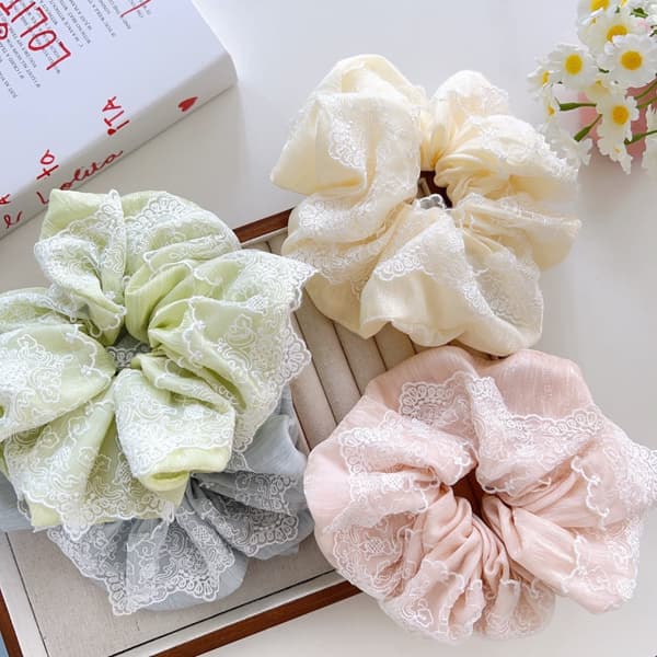 INF Elegante blonde scrunchies: Hårpyntsett i fransk stil