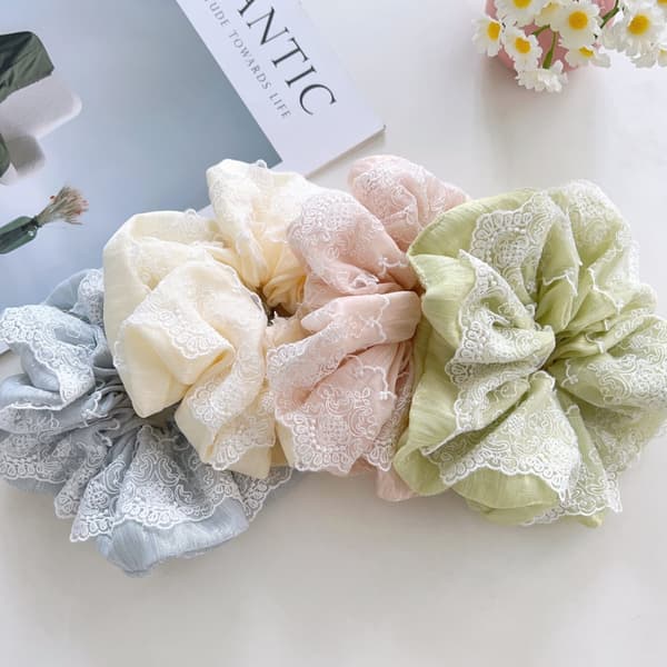 INF Elegante blonde scrunchies: Hårpyntsett i fransk stil