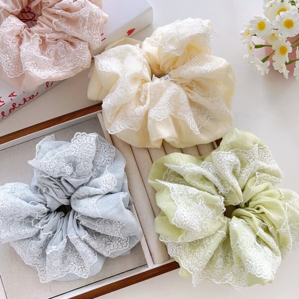 INF Elegante blonde scrunchies: Hårpyntsett i fransk stil