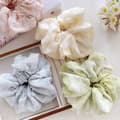 Miniatyrbilde 2 av 5: INF Elegante blonde scrunchies: Hårpyntsett i fransk stil