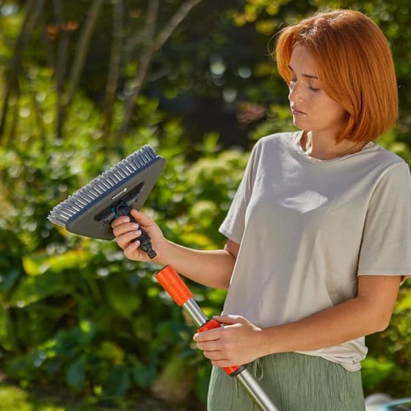 Soft Flex Handle Borste - GARDENA - Cleansystem - Våtrengöring - Skonsam rengöring - Hög flexibilitet