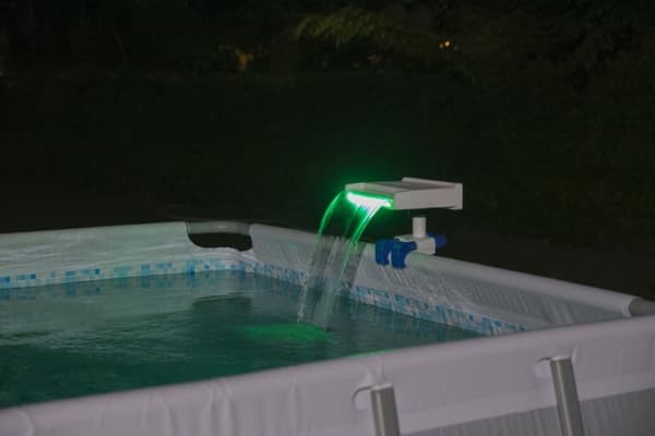 Flowclear Lugnande LED-vattenfall till Pool