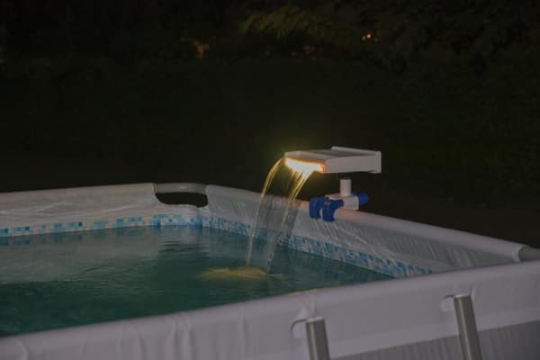 Flowclear Lugnande LED-vattenfall till Pool