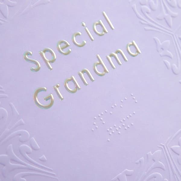 Hallmark - ECM25563654 - Grattiskort för födelsedag i braille för mormor - Scentur design