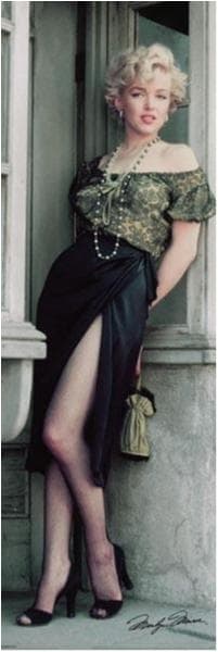 Marilyn Monroe - Net stocking, sexy dress